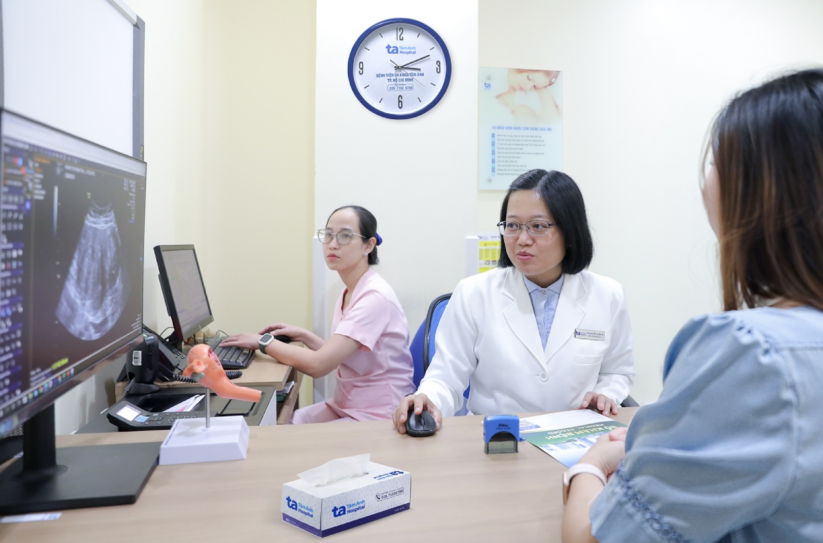 TS.BS Nguyễn Thị Yến Thu tư vấn kết quả kiểm tra sau phẫu thuật cho chị Loan. Ảnh: Bệnh viện Đa khoa Tâm Anh