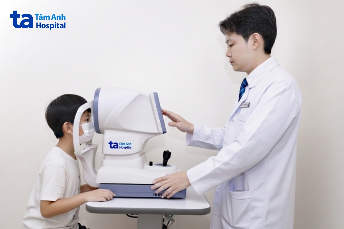 Với bác sĩ Huy, việc giúp phụ huynh hiểu rõ và đồng hành cùng con trẻ trong “giai đoạn vàng” điều trị là yếu tố then chốt để bảo vệ thị lực tương lai