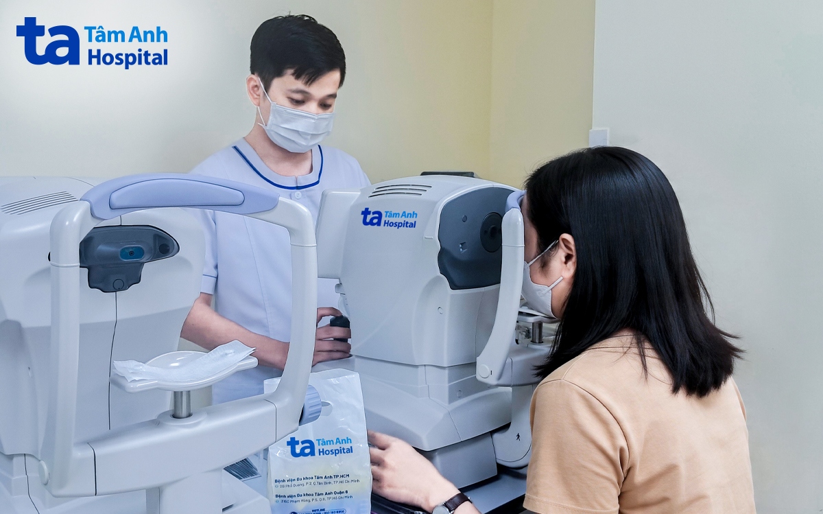 Chị Linh được đo khúc xạ trước khi phẫu thuật. Ảnh: Bệnh viện Đa khoa Tâm Anh