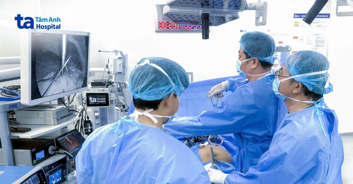 Xương cá đâm xuyên dạ dày vào gan suốt hai năm