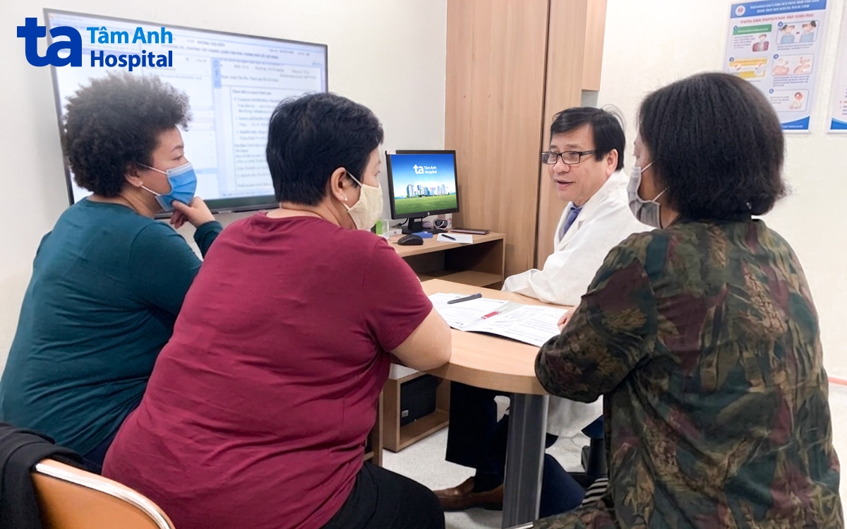 Chị em bà Nguyệt đang được TS.BS Lâm Văn Hoàng tư vấn liệu trình giảm cân. Ảnh: Bệnh viện Đa khoa Tâm Anh