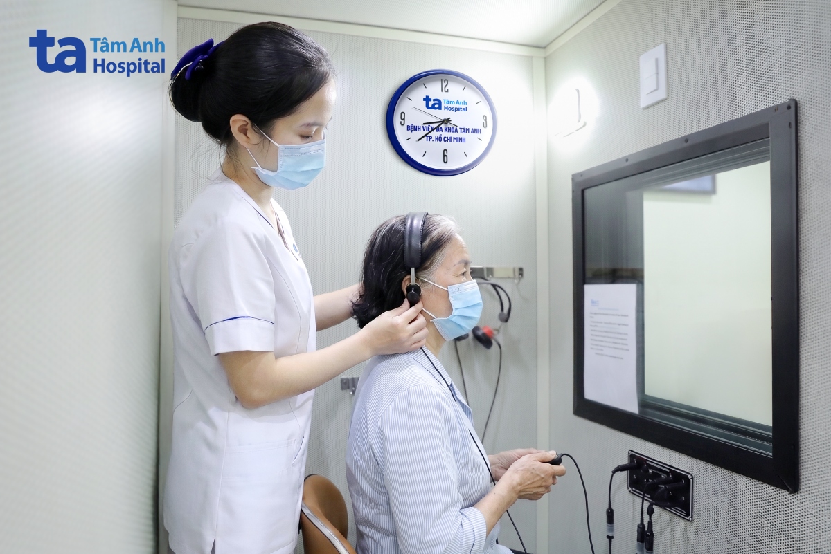 bà Lan đo thính lực