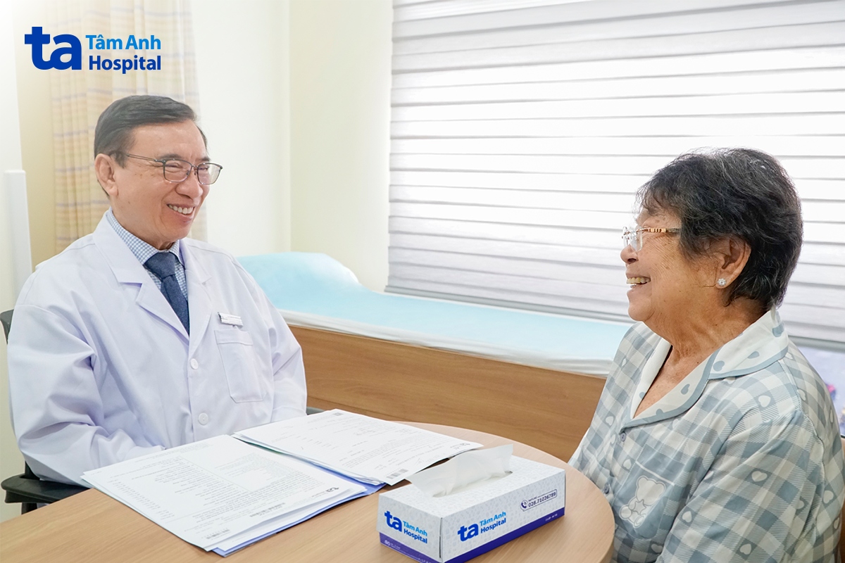 Bà Nữ tái khám với Giáo sư Nhân sau một tháng xuất viện, sức khỏe hồi phục rất tốt