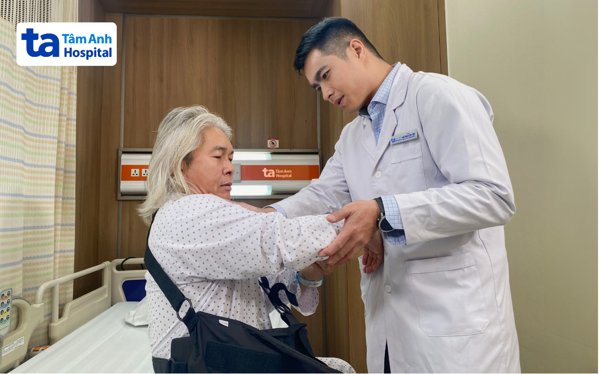 bác sĩ ân kiểm tra khớp vai người bệnh
