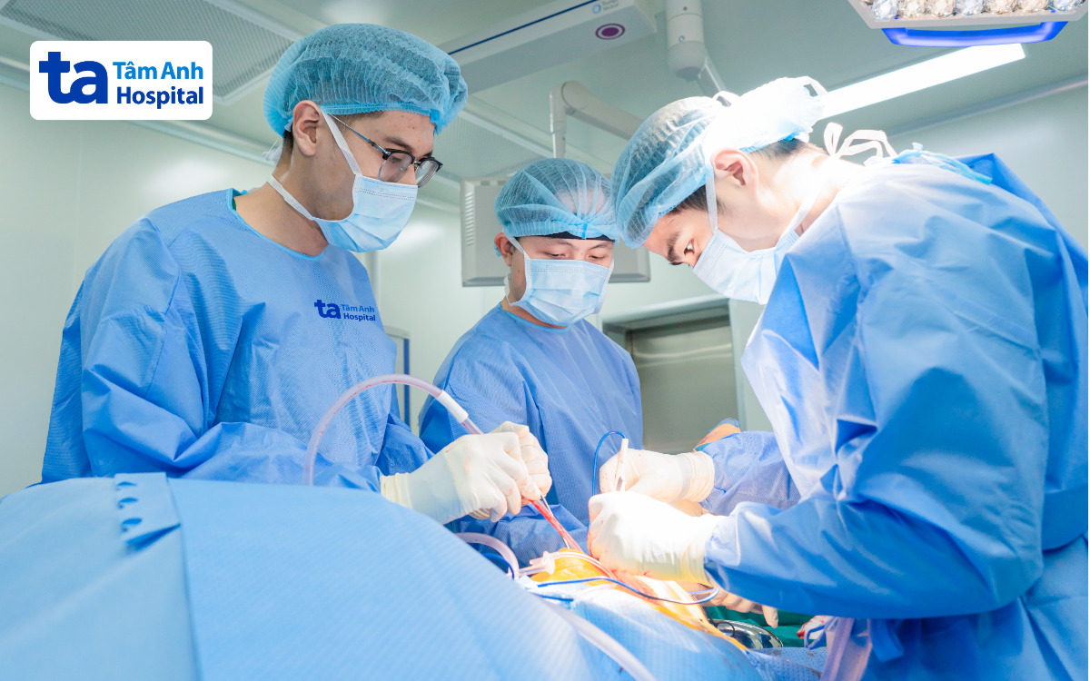 bác sĩ ân phẫu thuật chuyển gân