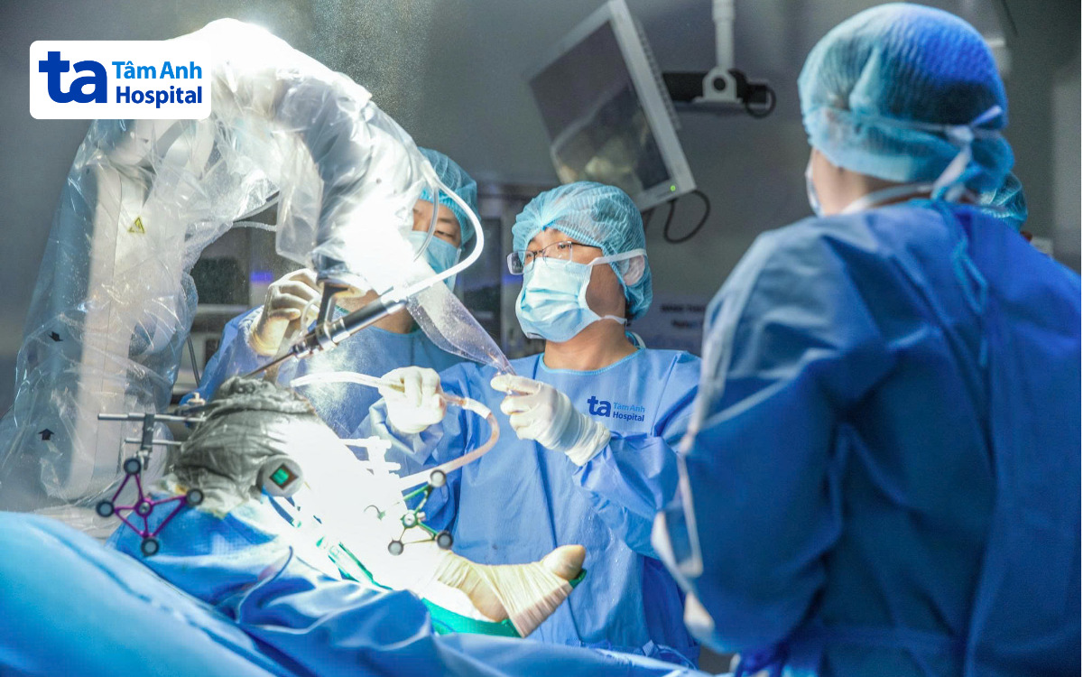 bác sĩ bảo phẫu thuật cho bệnh nhân