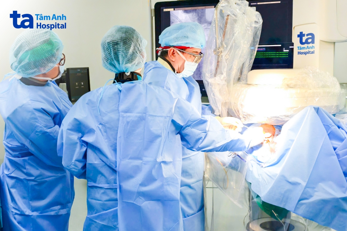 Bác sĩ can thiệp đặt máy phá rung cho bệnh nhân