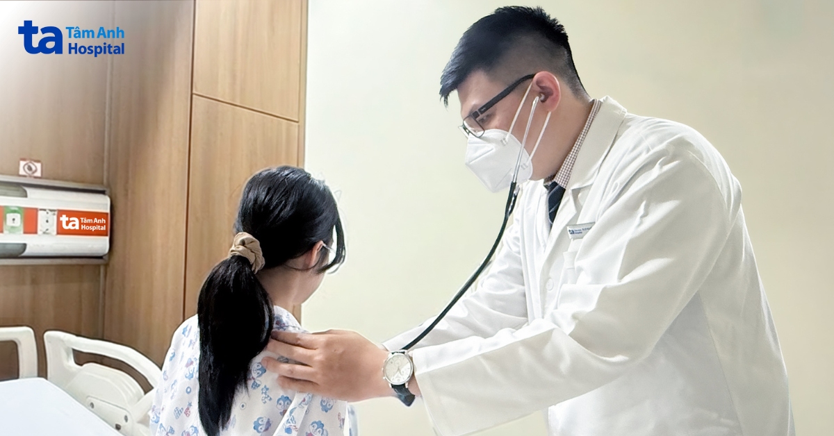 bác sĩ châu khám cho hòa trước khi xuất viện
