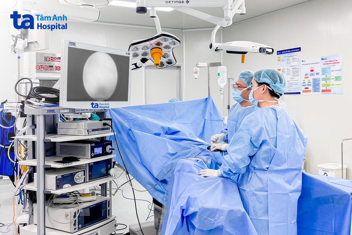 bác sĩ chuẩn bị phẫu thuật cho người bệnh