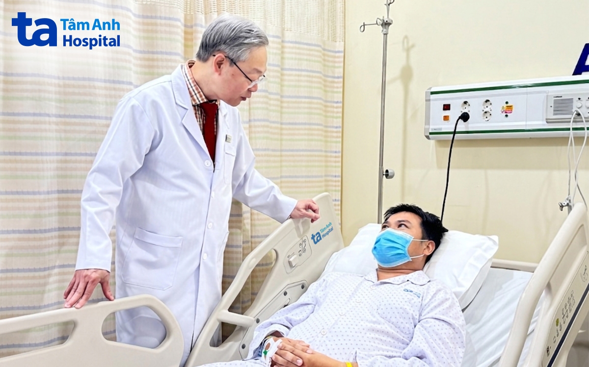 bác sĩ đang khám bệnh cho bệnh nhân