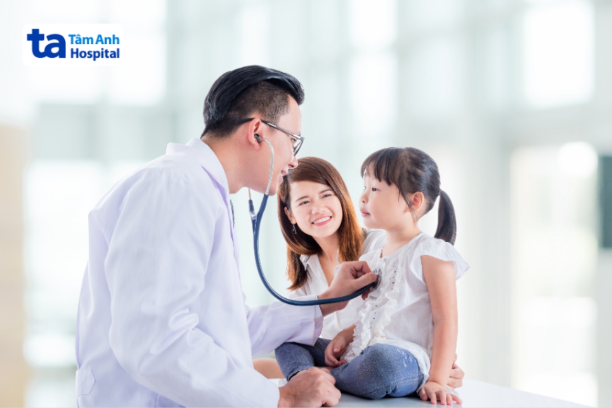 bác sĩ đang khám cho trẻ