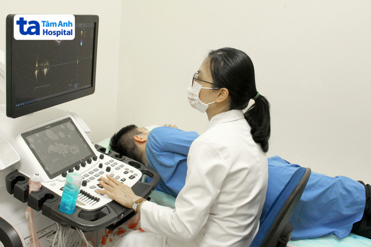 Bác sĩ đang sử dụng kỹ thuật siêu âm tim để đánh giá tình trạng tim mạch cho bệnh nhân