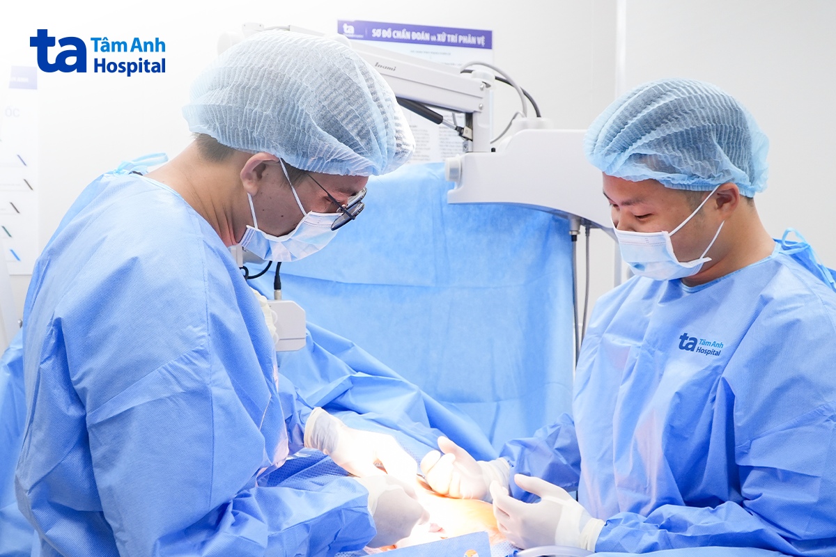 Bác sĩ Danh (trái) phẫu thuật lấy tinh trùng cho anh David