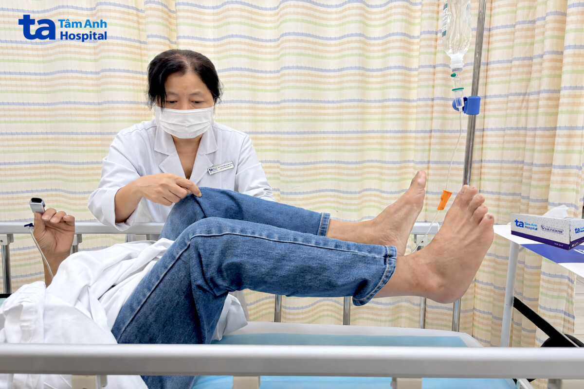 Bác sĩ đánh giá sức cơ cho ông Tân tại khoa Cấp cứu