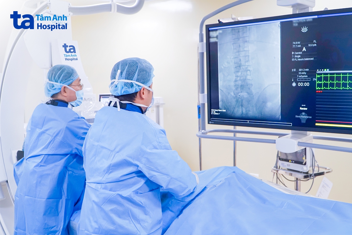 Bác sĩ đặt stent graft điều trị chảy máu nội mạch cho bệnh nhân