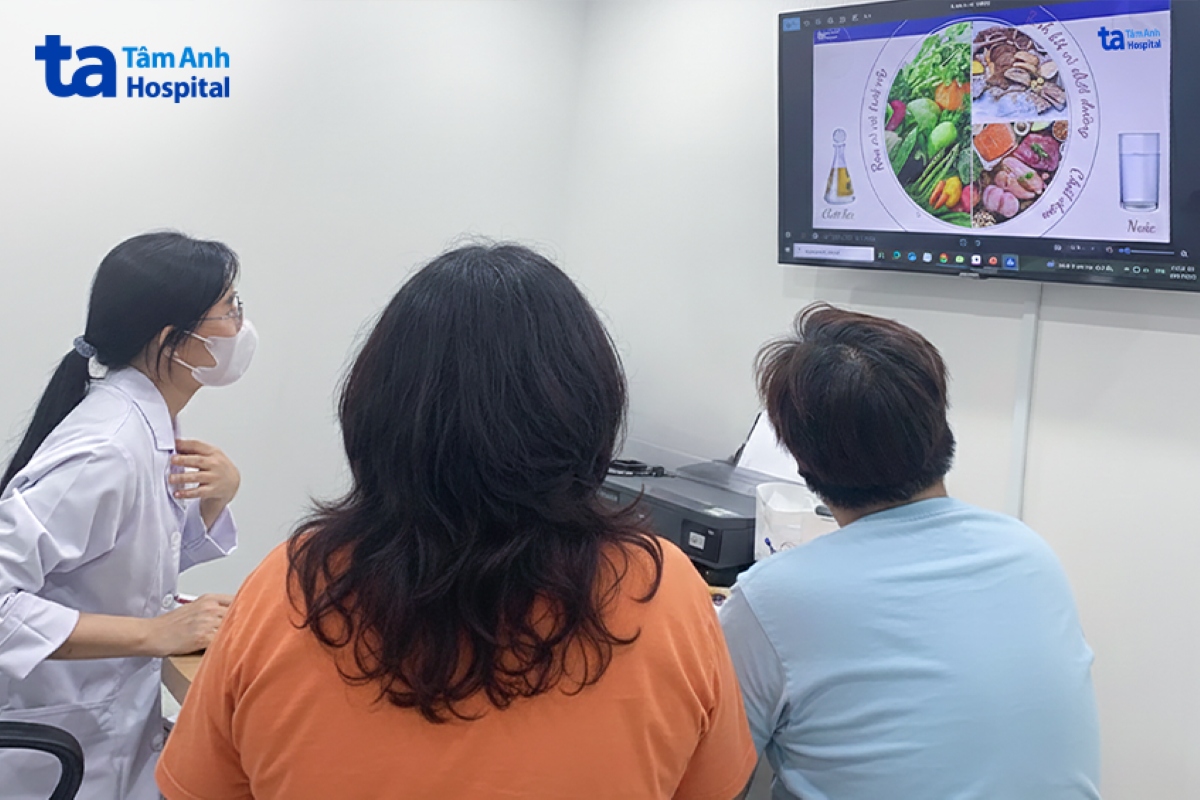 Bác sĩ dinh dưỡng tư vấn cụ thể về lượng calo trong thực đơn giảm cân cho vợ chồng anh Châu tái khám sau 2 tuần. Ảnh: Bệnh viện Đa khoa Tâm Anh