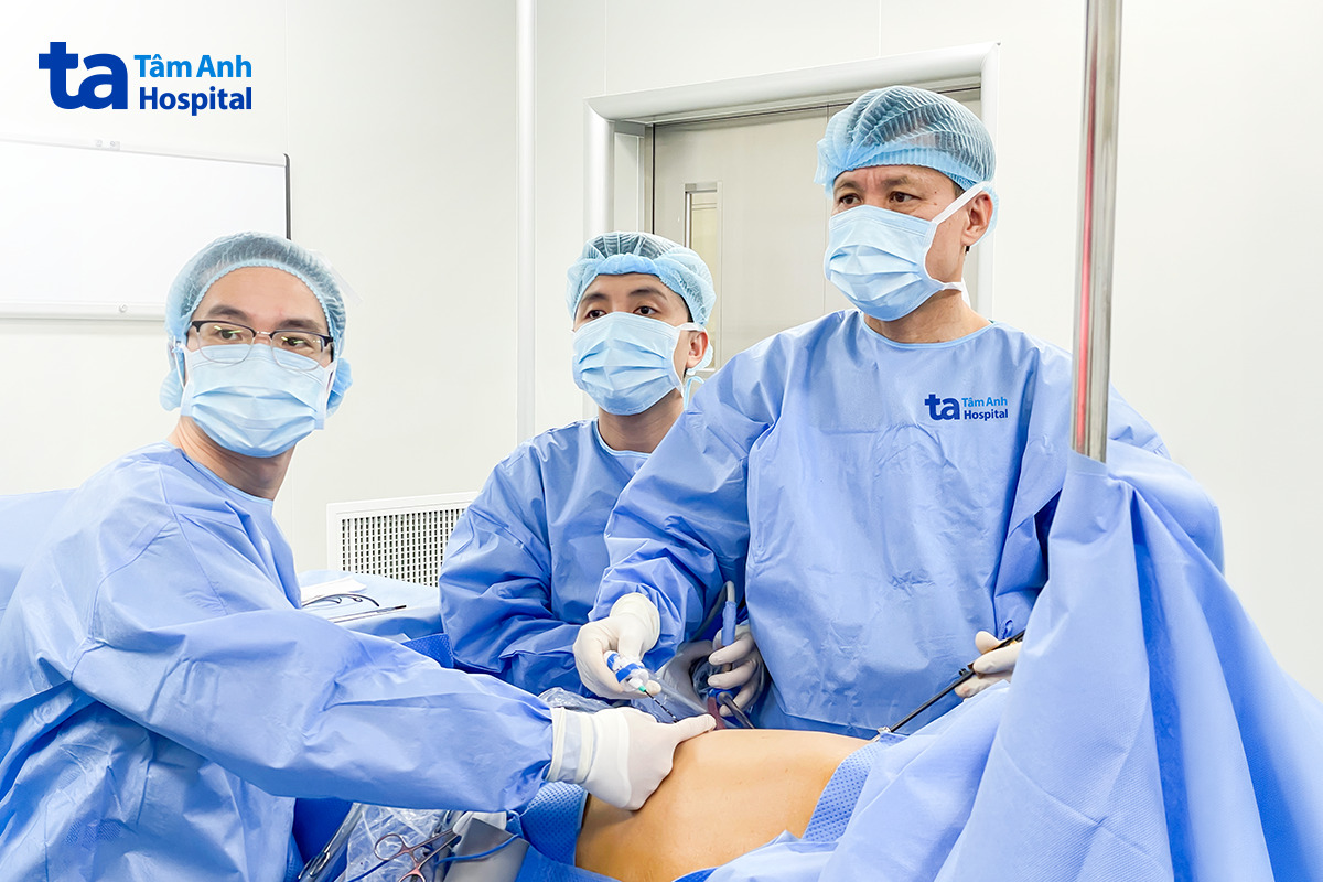 bác sĩ đốt cho bệnh nhân