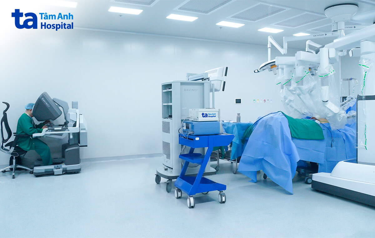 bác sĩ đức ngồi điều khiển robot phẫu thuật