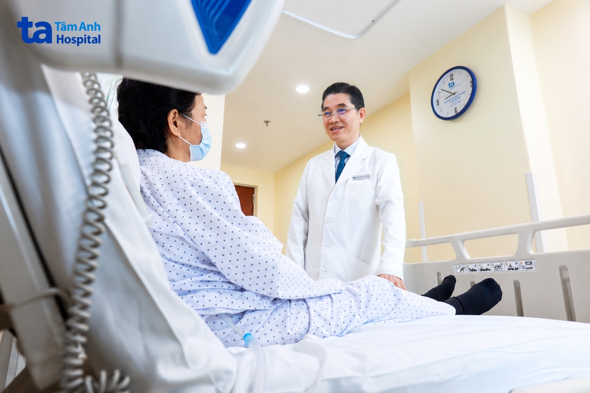 bác sĩ dũng thăm bà tình sau 2 ngày phẫu thuật