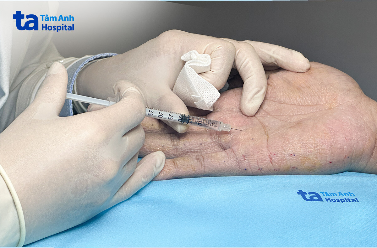 bác sĩ dung tiêm botox cho người bệnh