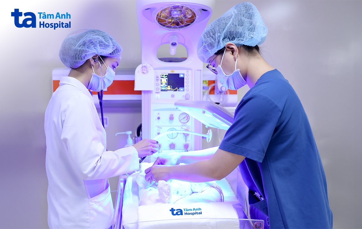 bác sĩ giang (trái) kiểm tra sức khỏe của bé tại đơn vị hồi sức sơ sinh (nicu)