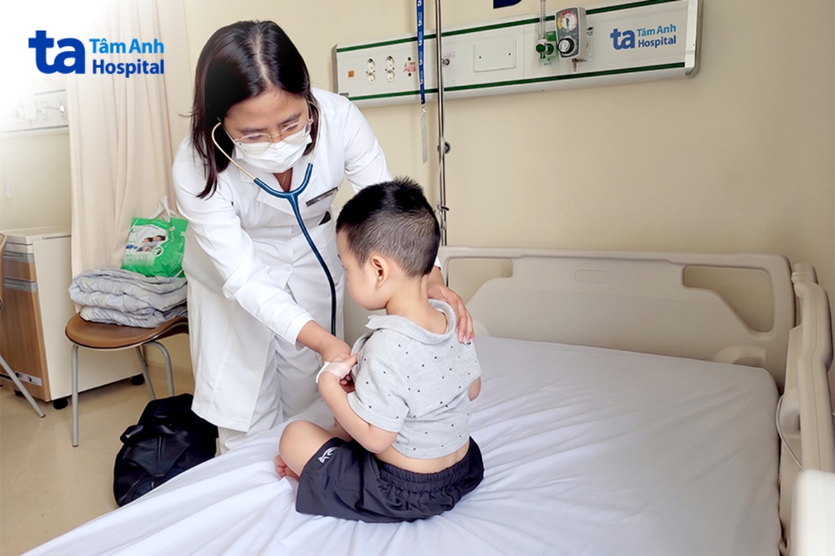 bác sĩ hải thăm khám cho bệnh nhi trước khi xuất viện