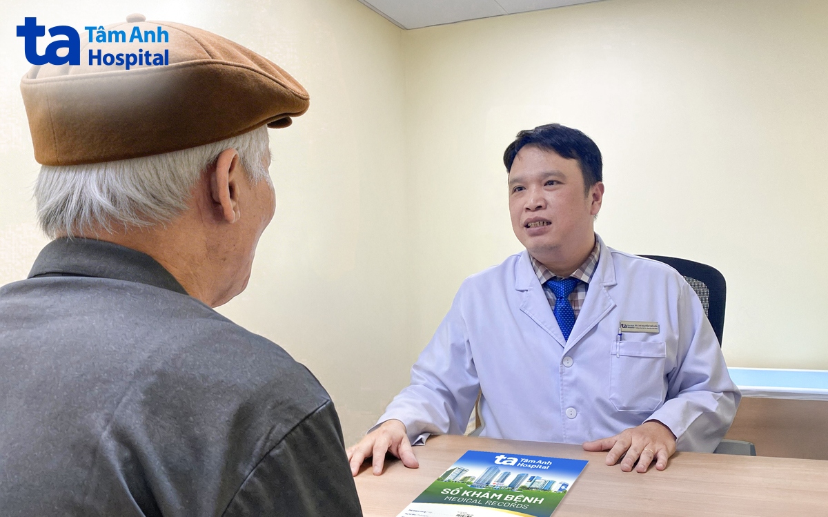 bác sĩ hiển khám cho bệnh nhân