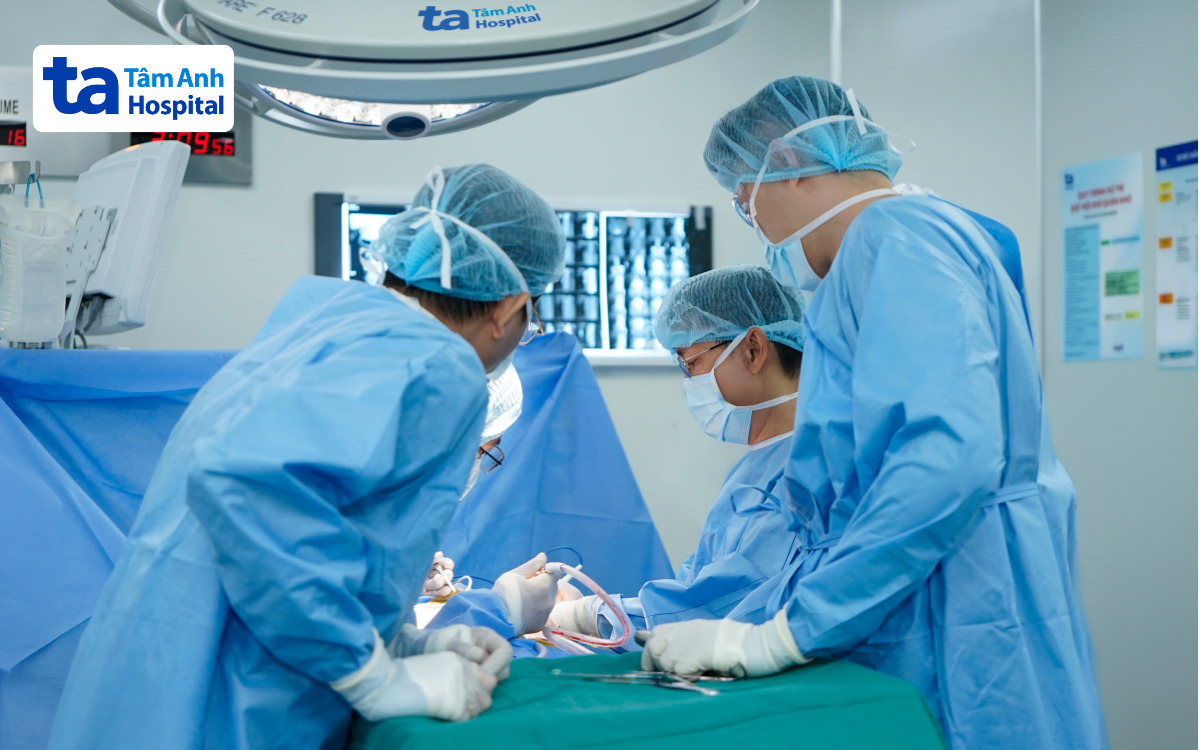 bác sĩ hiển phẫu thuật cho người bệnh