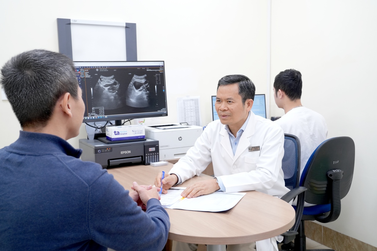 bác sĩ hinh khám cho người bệnh