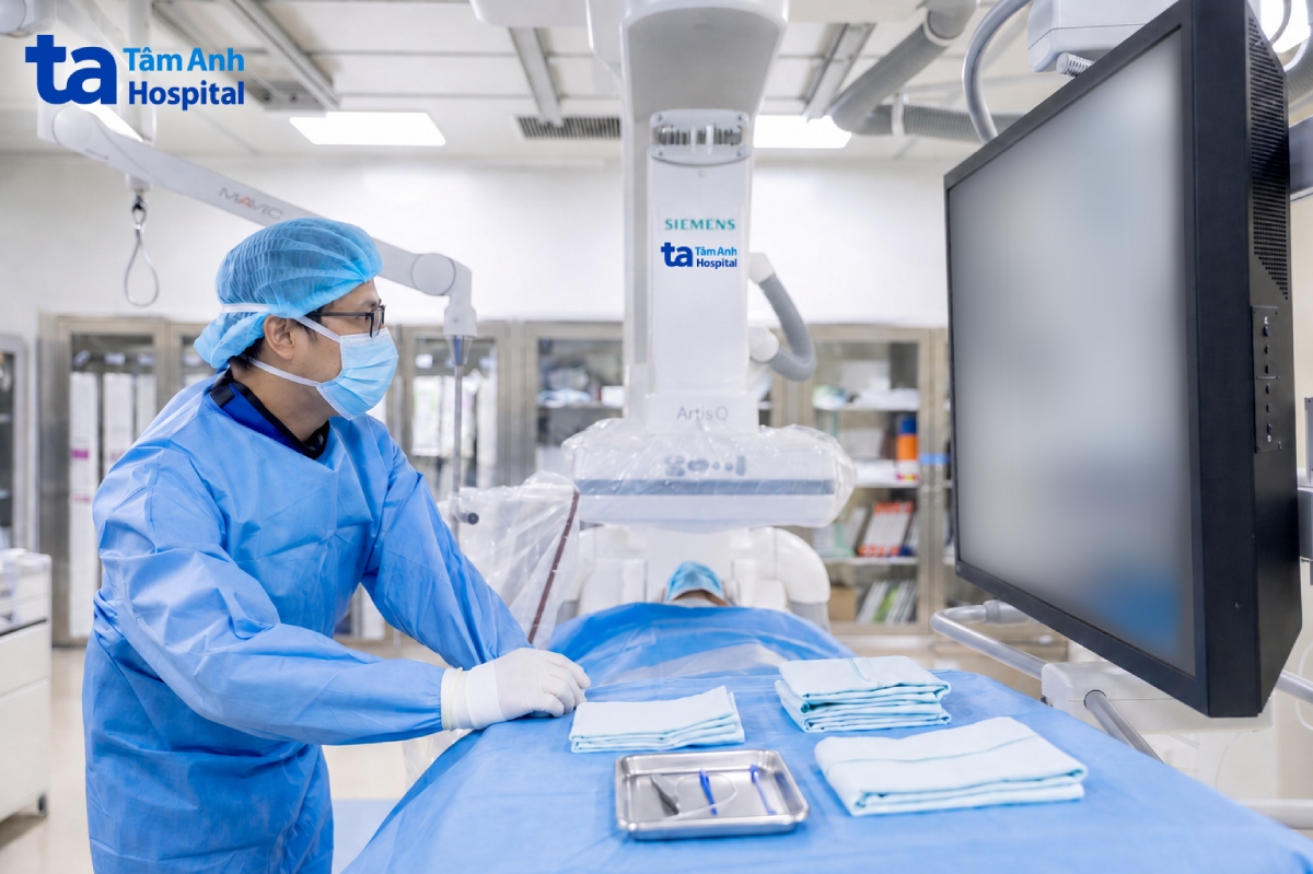 bác sĩ hoàn thực hiện can thiệp cầm máu cho ông thắng