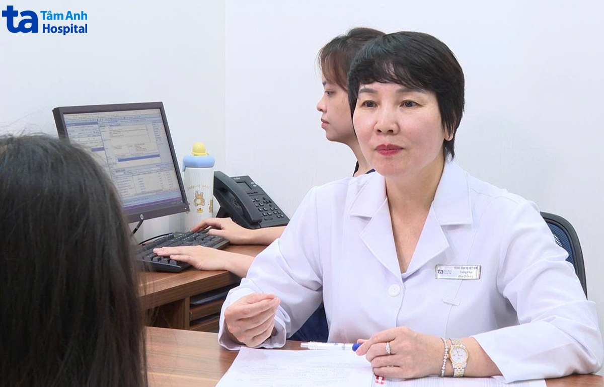 bác sĩ hồng đang tư vấn phương pháp điều trị cho người bệnh