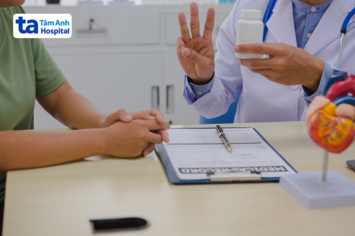 bác sĩ hướng dẫn dùng thuốc
