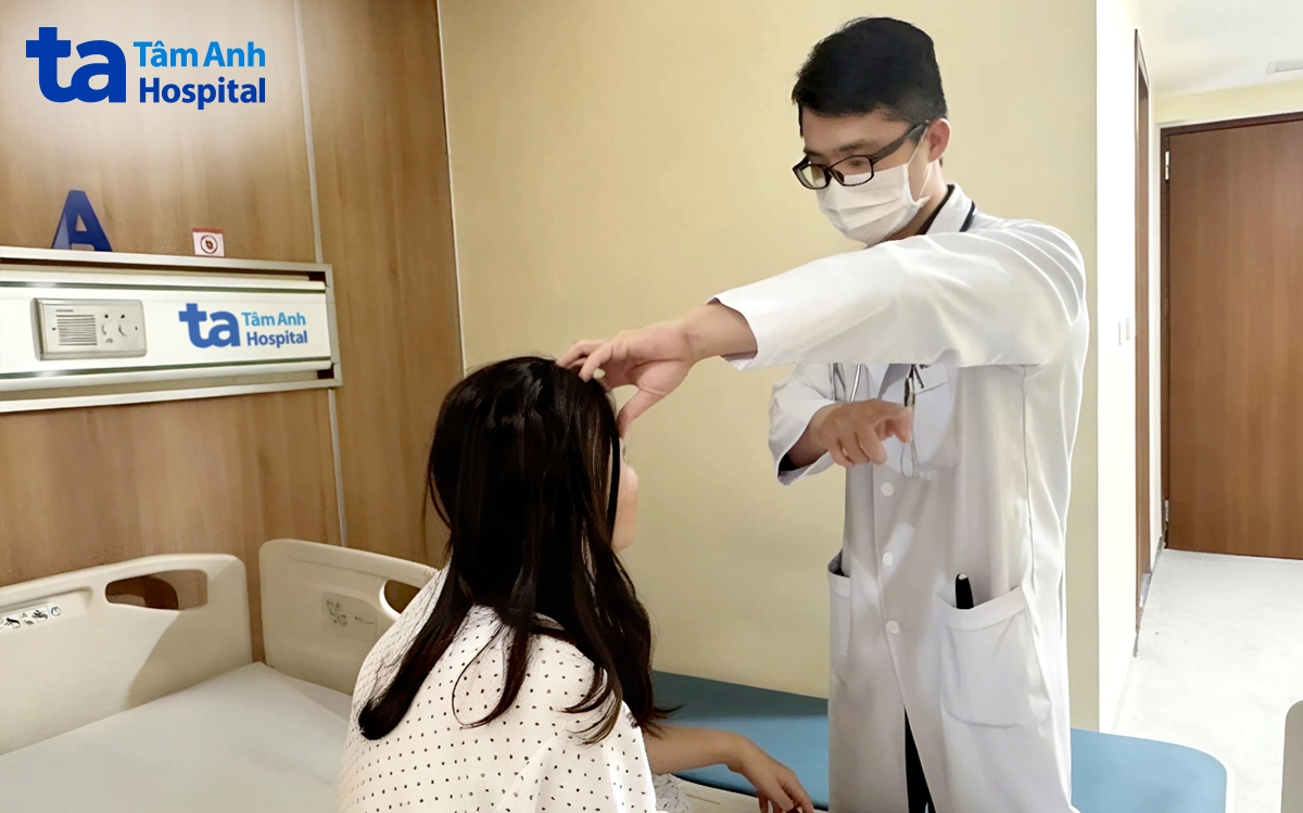 bác sĩ khám cho bệnh nhân mắc giun
