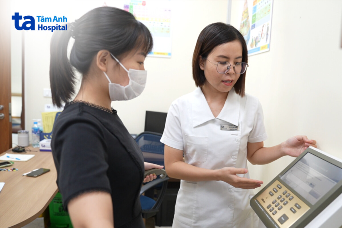 bác sĩ kiểm tra cơ thể người bệnh