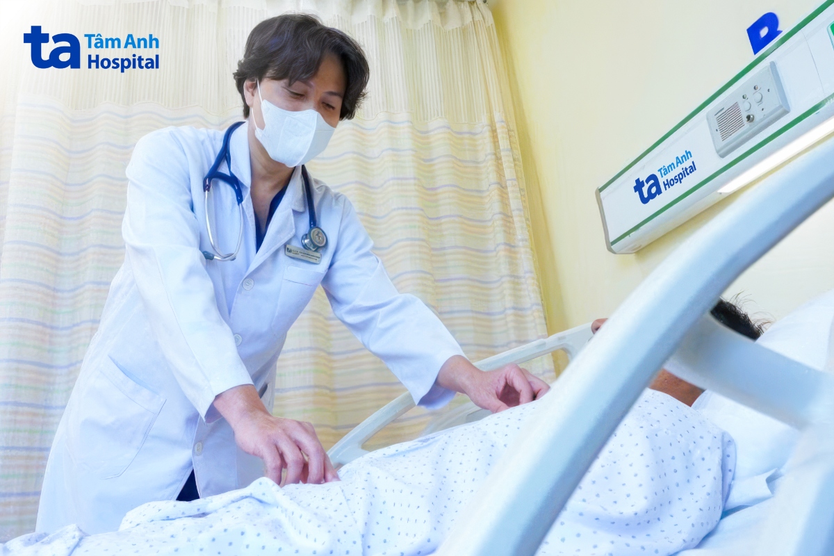 Bác sĩ kiểm tra sức khỏe bệnh nhân trước lúc xuất viện
