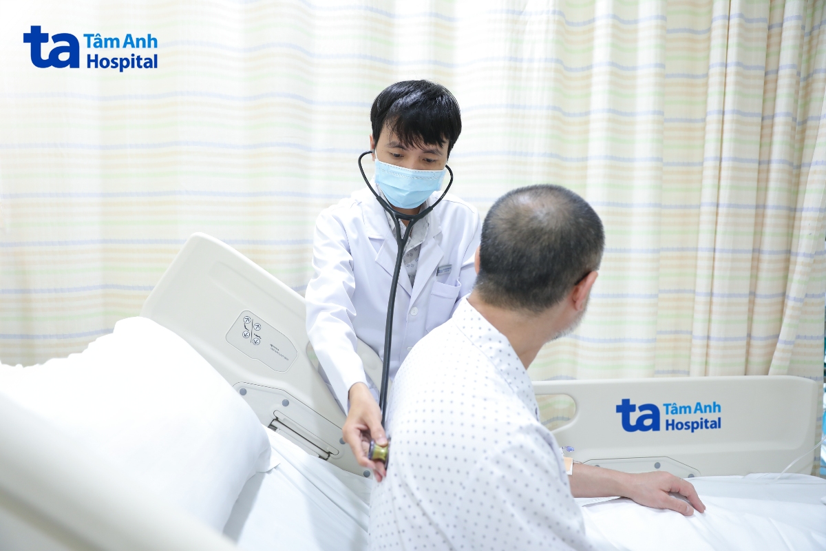 Bác sĩ Luân kiểm tra sức khỏe bệnh nhân trước lúc xuất viện