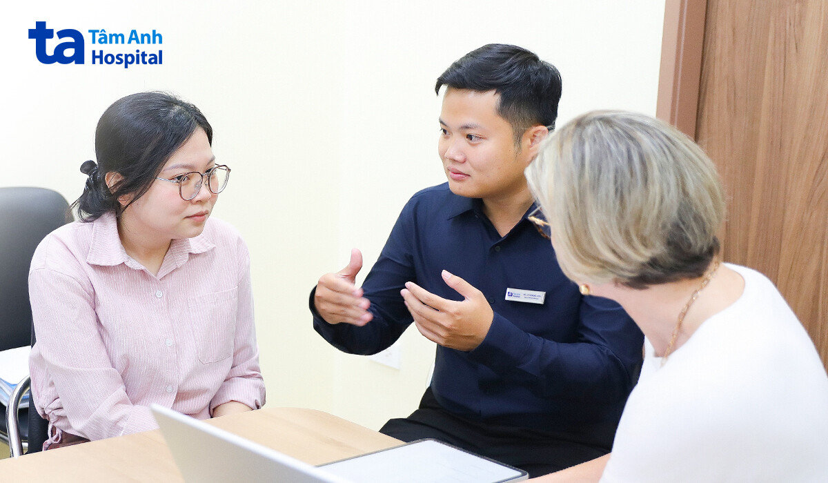 Bác sĩ Lê Hoàng Anh - Bác sĩ Nam khoa, Trung tâm Hỗ trợ sinh sản, Bệnh viện Đa khoa Tâm Anh TP.HCM trao đổi và chia sẻ cùng Ms. Donna Close
