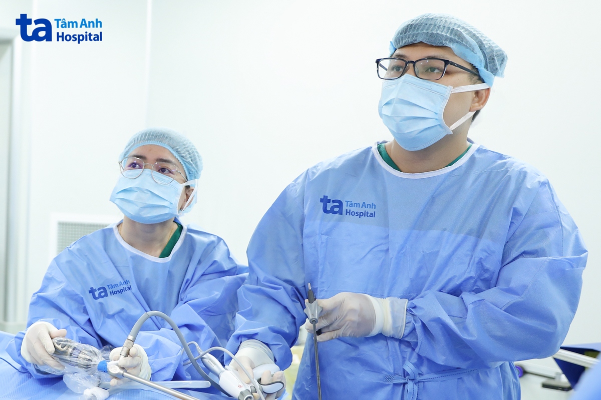 bác sĩ nghĩa phẫu thuật cho bệnh nhân