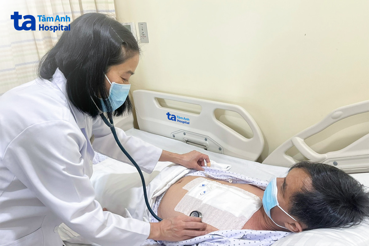 Bác sĩ Ngọc kiểm tra sức khỏe bệnh nhân một tuần sau mổ. Ảnh: Bệnh viện Đa khoa Tâm Anh