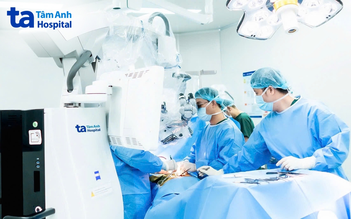bác sĩ phẫu thuật cho chị hồng