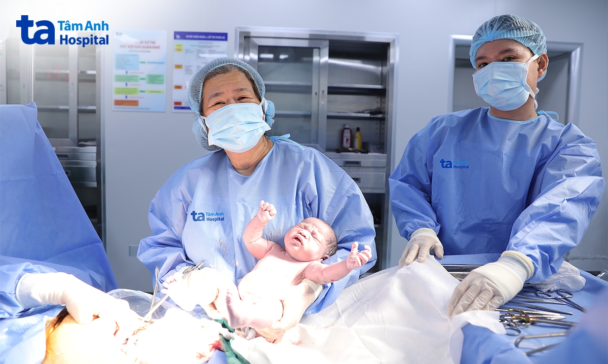 Bác sĩ Mỹ Nhi (bên trái) và êkíp bác sĩ mổ sinh lần thứ ba cho chị Hương. Ảnh: Bệnh viện Đa khoa Tâm Anh