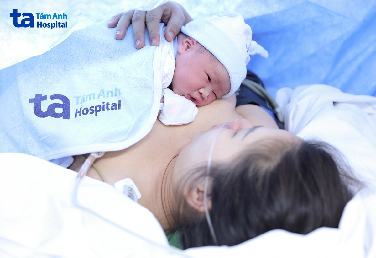 Chị Hương hạnh phúc bên con của mình sau hành trình vượt cạn. Ảnh: Bệnh viện Đa khoa Tâm Anh