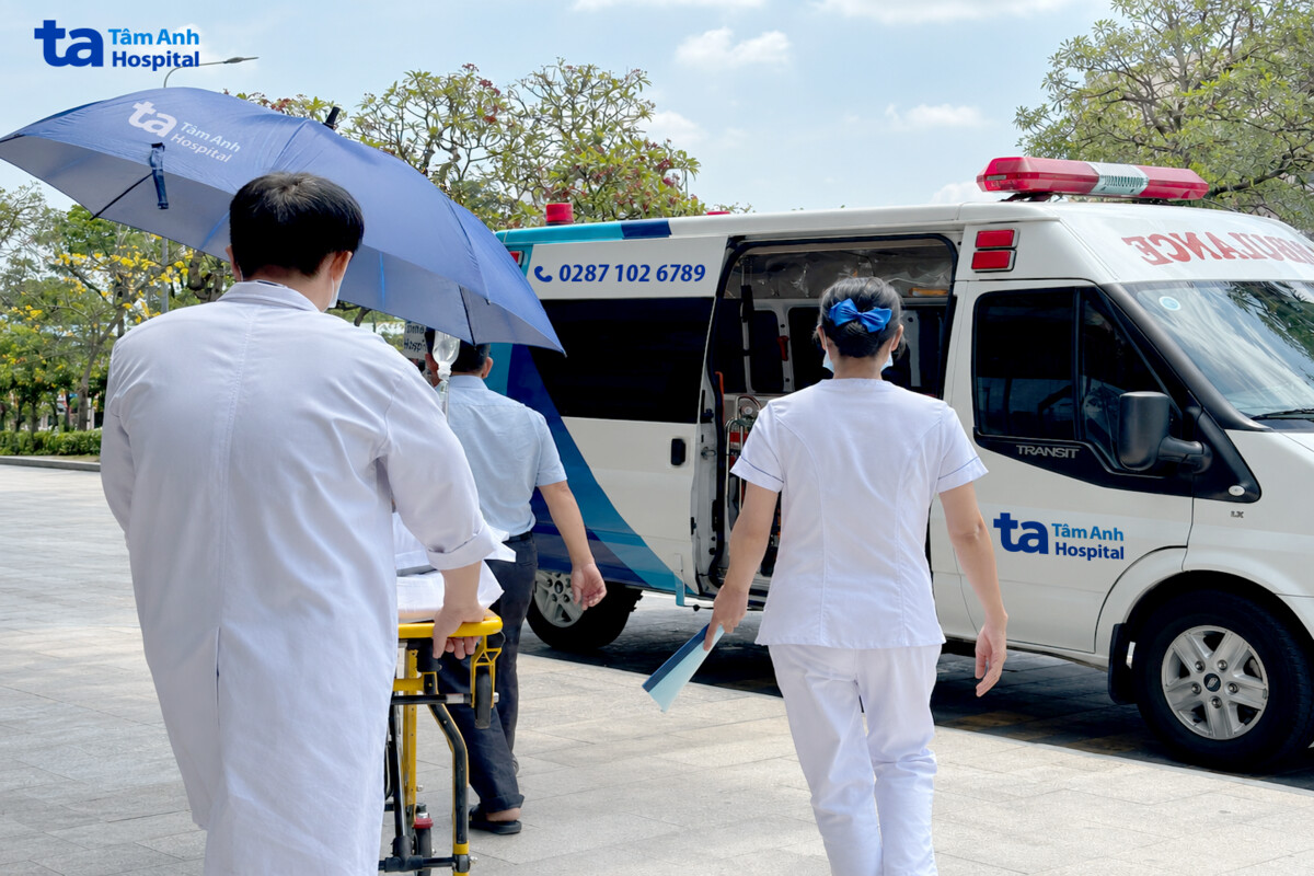 Bác sĩ Phước đưa người bệnh về Bệnh viện Đa khoa Tâm Anh TP.HCM
