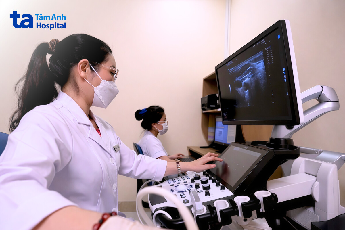 bác sĩ siêu âm thận cho người bệnh