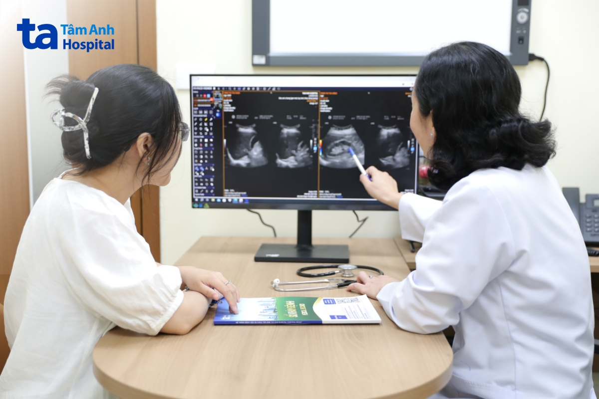 bác sĩ tại hệ thống bệnh viện đa khoa tâm anh đang tư vấn cho khách hàng