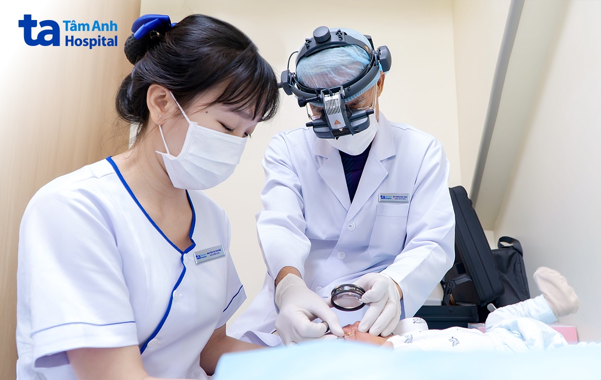 bác sĩ tầm soát bệnh lý võng mạc (rop) cho bé chưa ghi nhận bất thường