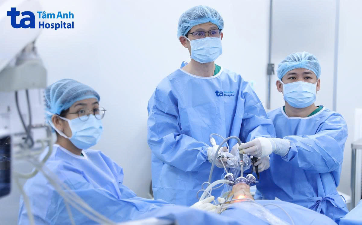 bác sĩ tấn phẫu thuật cho bệnh nhân