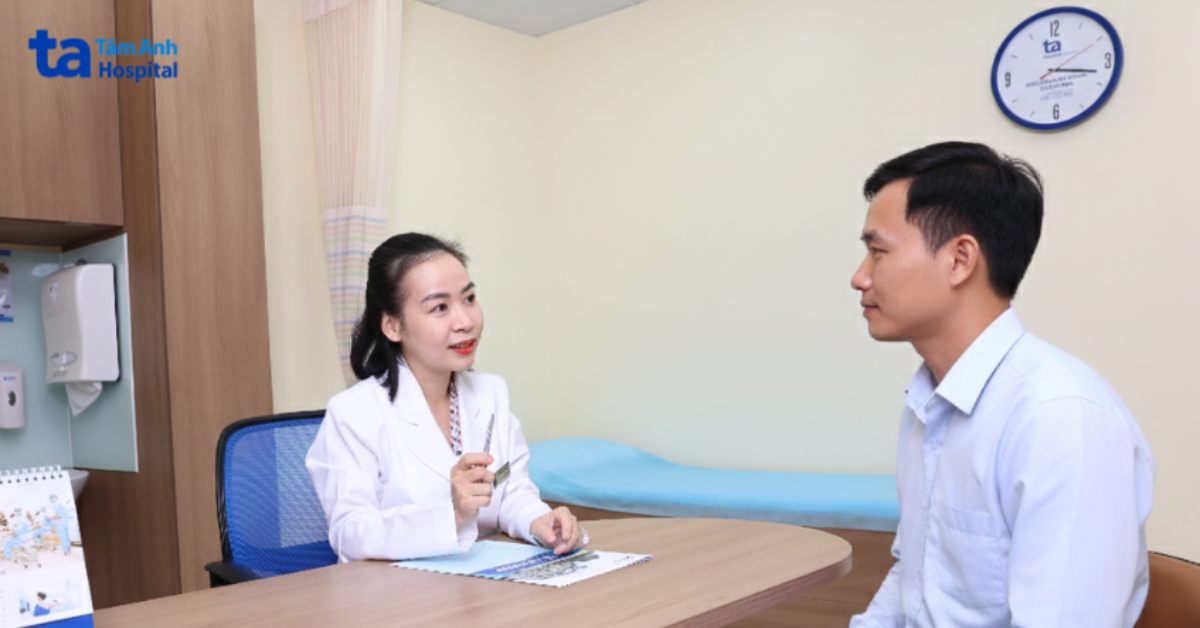 bác sĩ thăm khám cho nam bệnh nhân
