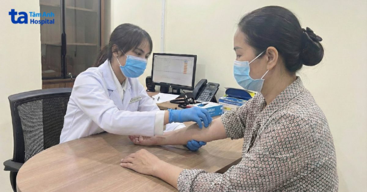 bác sĩ thăm khám cho người bệnh bị nhiễm trùng