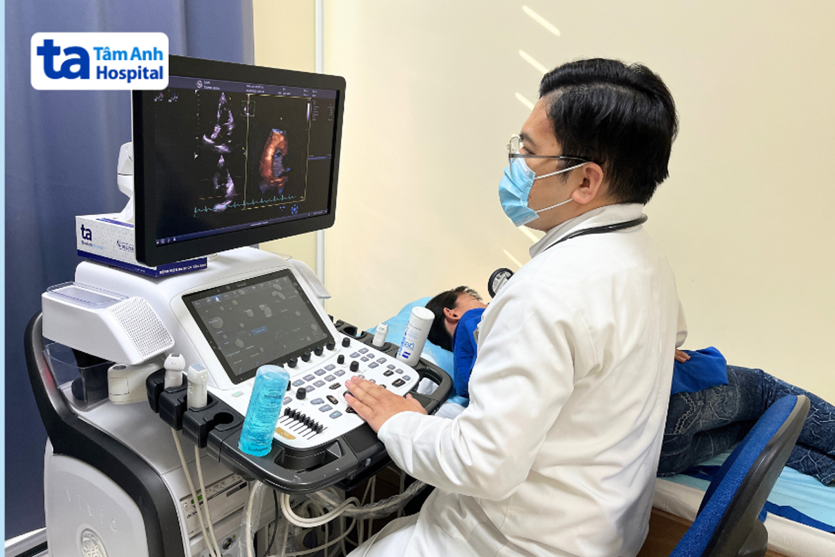 Bác sĩ thực hiện siêu âm tại giường giúp chẩn đoán chức năng tim cho bệnh nhân